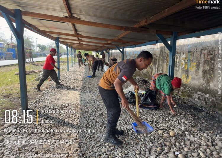 Polsek Kawasan Bandara Wamena Bersama Satgas ODC 2026 Bersihkan Pasar Karujaya Lewat Green Policing