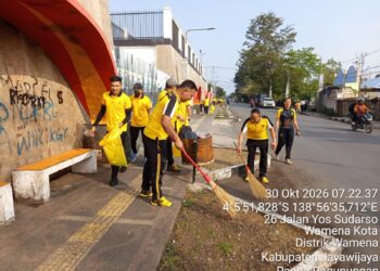 Polres Jayawijaya Gelar Green Policing, Bersihkan Lingkungan Tugu Salib Wamena