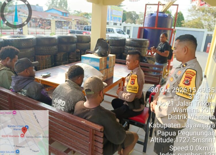 Polsek Kawasan Bandara Wamena Salurkan Bantuan bagi Keluarga Korban Perang Suku di Tolikara